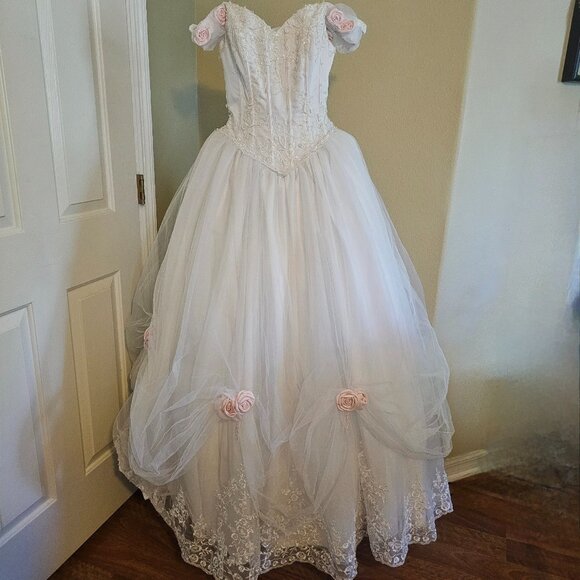 Beautiful White Ball Gown-Style Wedding or Formal Dress - Picture 2 of 14